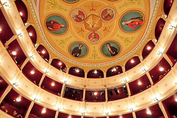 Ερμούπολη, Άνω Σύρος: Οι αρχόντισσες συστήνονται-13