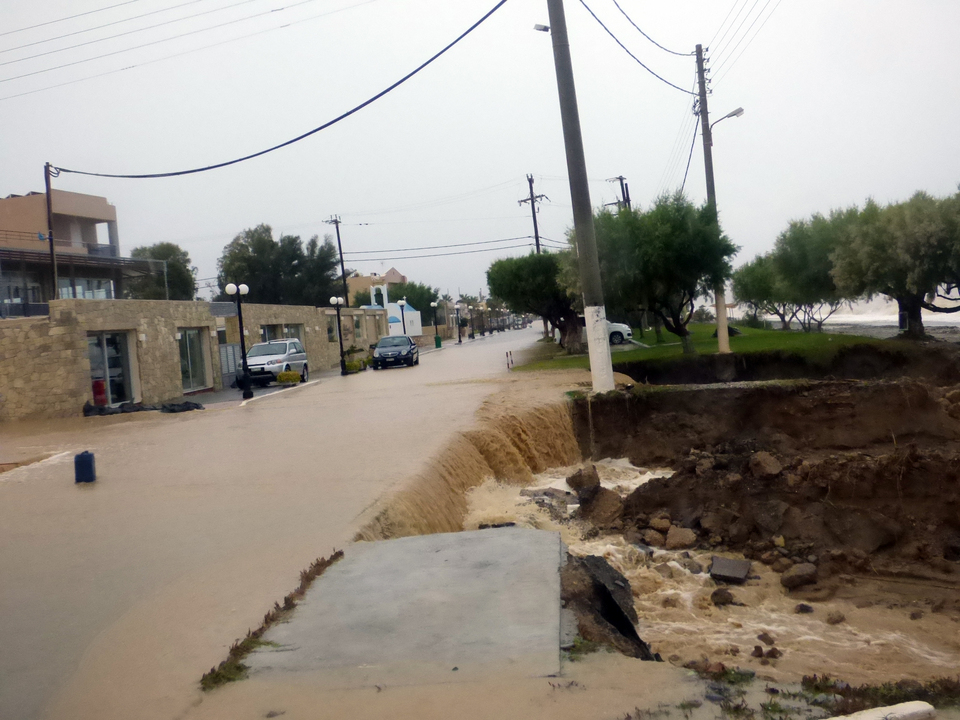 «Πνίγηκε» η Κρήτη από την κακοκαιρία-1