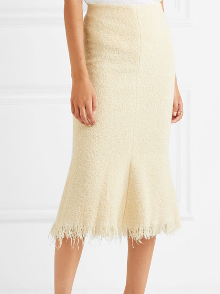 6 pencil φούστες που αποδεικνύουν πως δεν ”ανήκουν” μόνο στο γραφείο-5