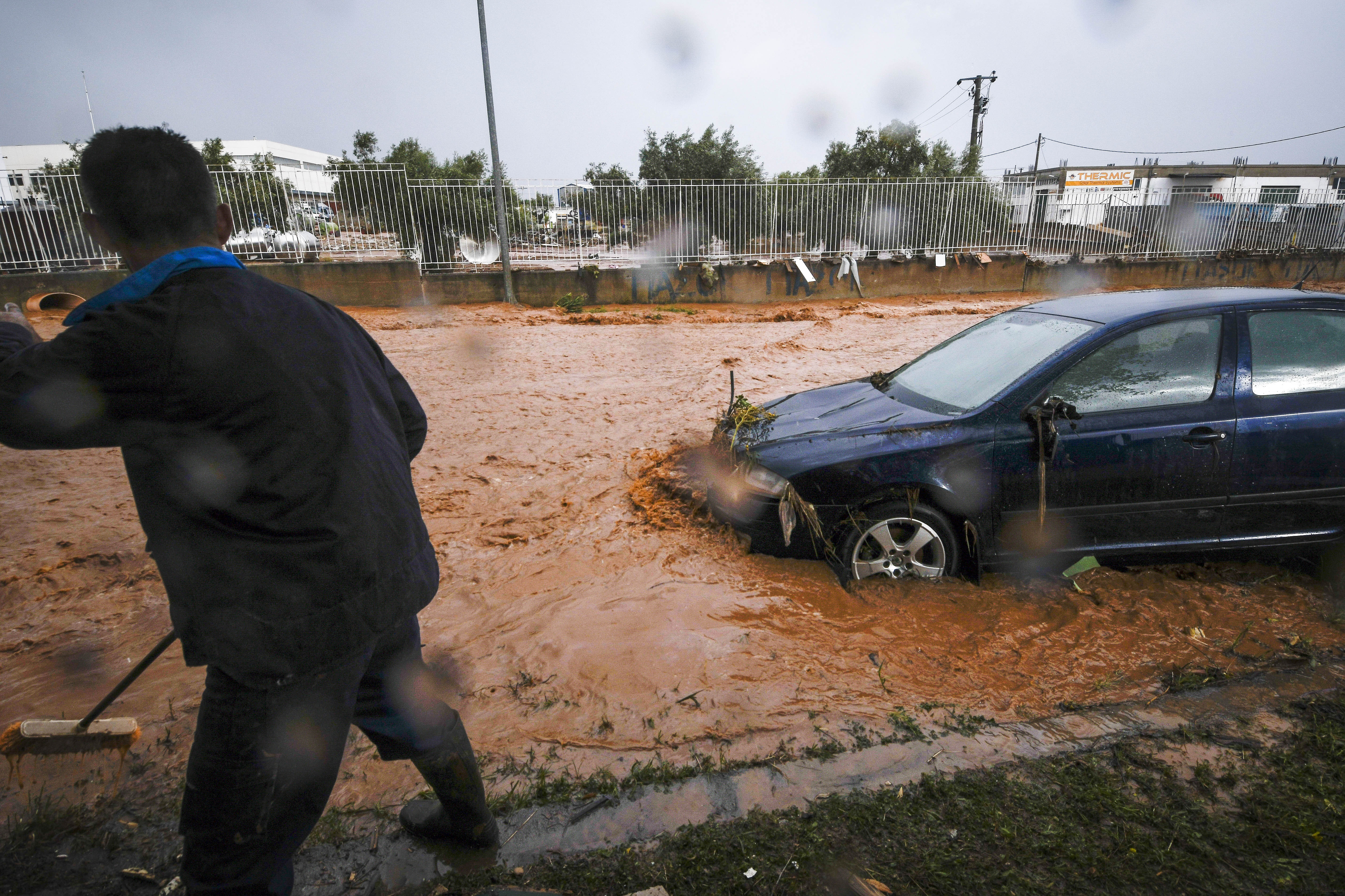 Δυτική Αττική: Φονικές πλημμύρες βύθισαν τη χώρα στο πένθος – 15 νεκροί-3