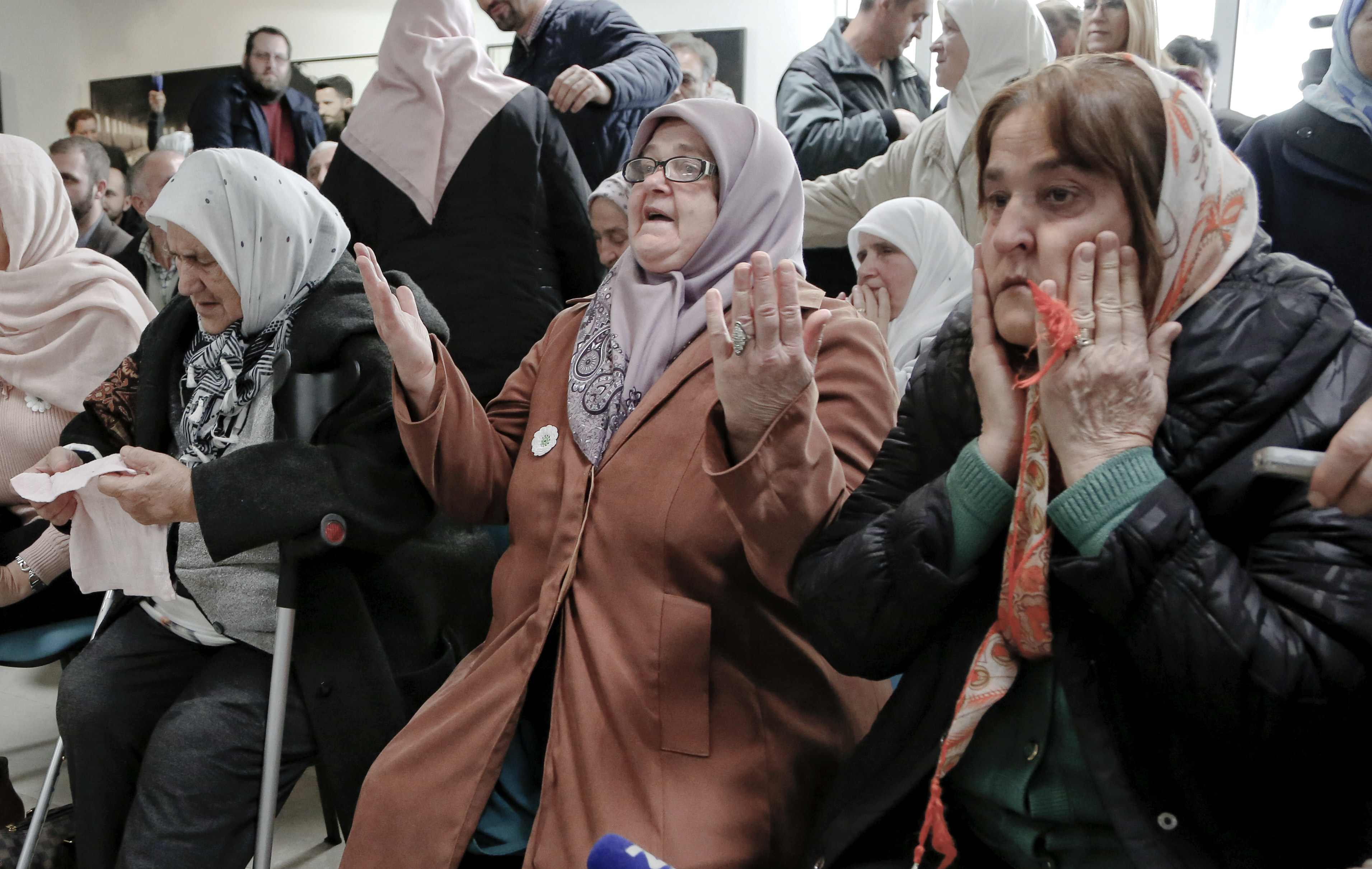 Δάκρυα χαράς και… πίκρας για τα ισόβια σε Μλάντιτς – Η αιματοβαμμένη ιστορία της Βοσνίας σε εικόνες-3