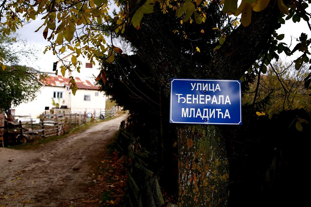 Στο ερειπωμένο χωριό που γεννήθηκε, ο Μλάντιτς θεωρείται ακόμα ήρωας-9