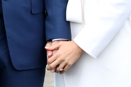 Η Μεγαλη Βρετανία παραληρεί! Η πρώτη εμφάνιση του Harry και της Meghan Markle και το μονόπετρο!-2