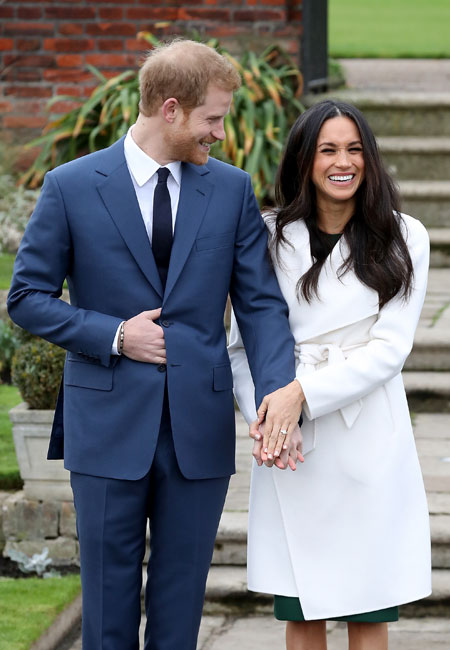 Η Μεγαλη Βρετανία παραληρεί! Η πρώτη εμφάνιση του Harry και της Meghan Markle και το μονόπετρο!-1