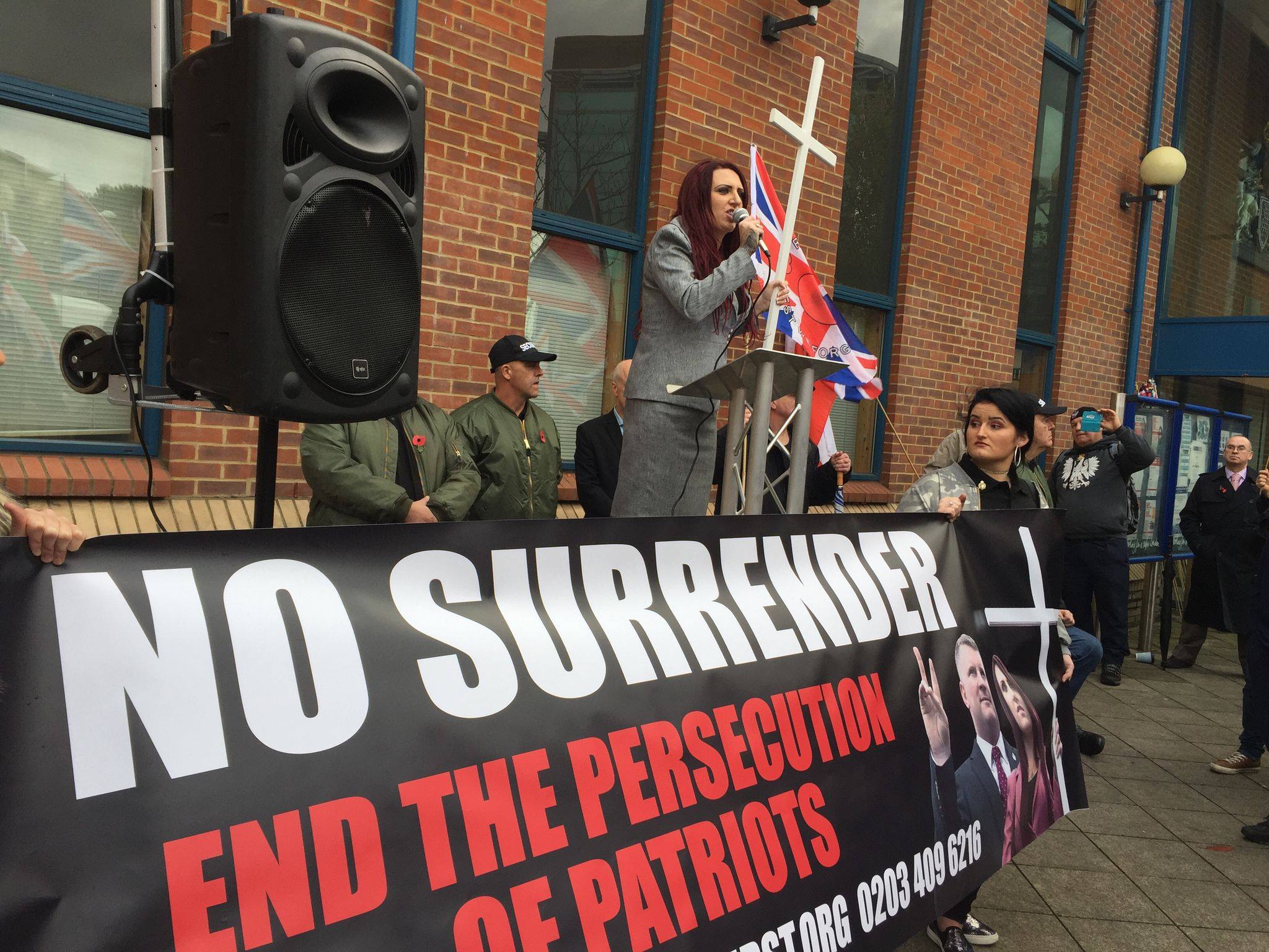 Britain First: Ποιοί είναι οι Bρετανοί ακροδεξιοί πίσω από τα tweet του μίσους-1