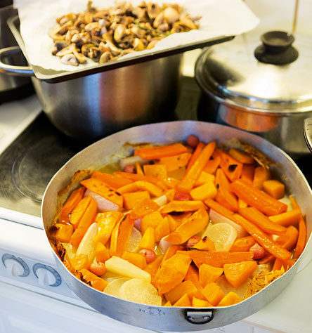 Όρνιθα γεμιστή με κιμά και ξηρούς καρπούς, με σάλτσα από πορτοκάλι-1