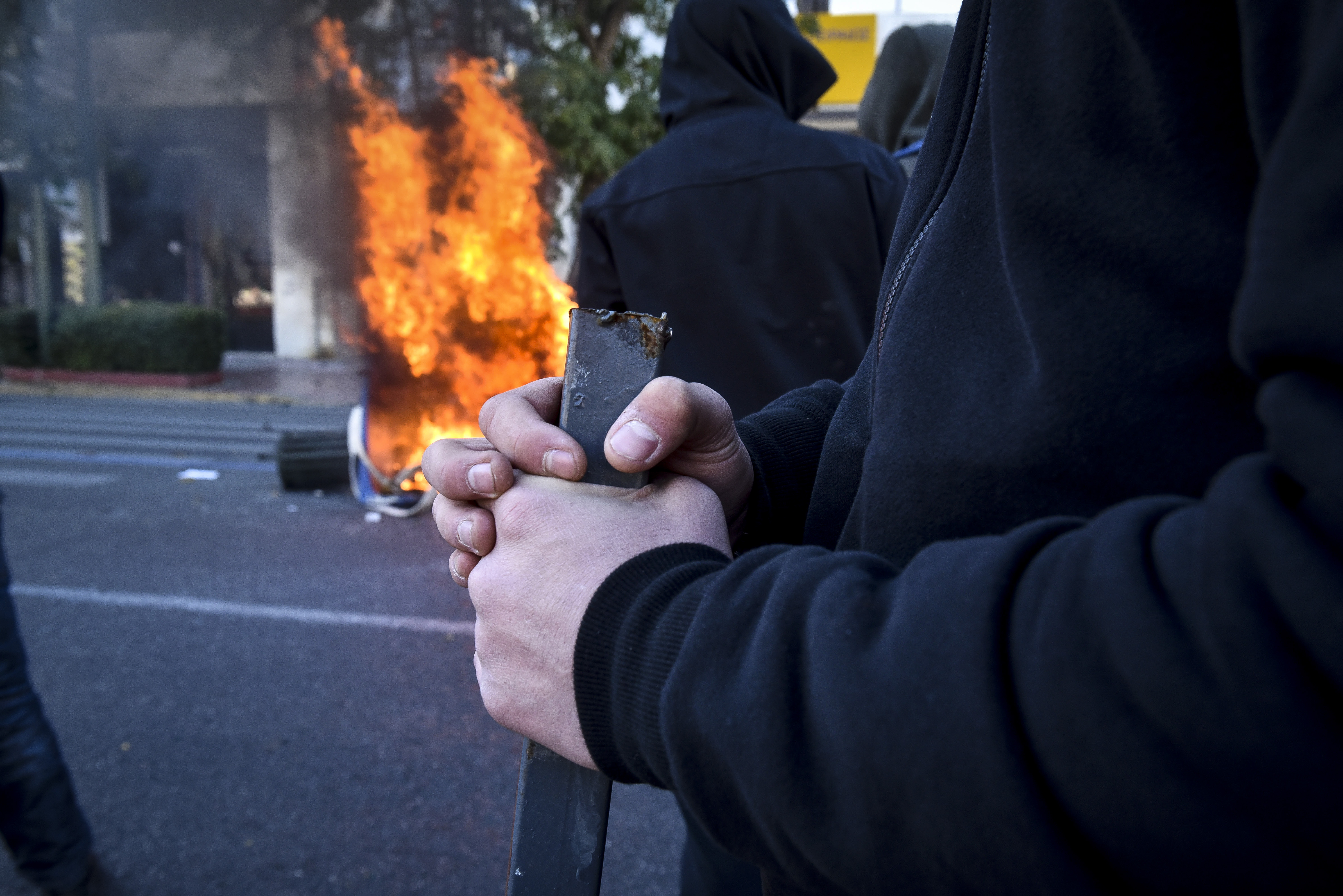 Εντεκα συλλήψεις και 26 προσαγωγές στα επεισόδια στα Εξάρχεια – Τραυματίστηκαν ελαφρά τρεις αστυνομικοί-4