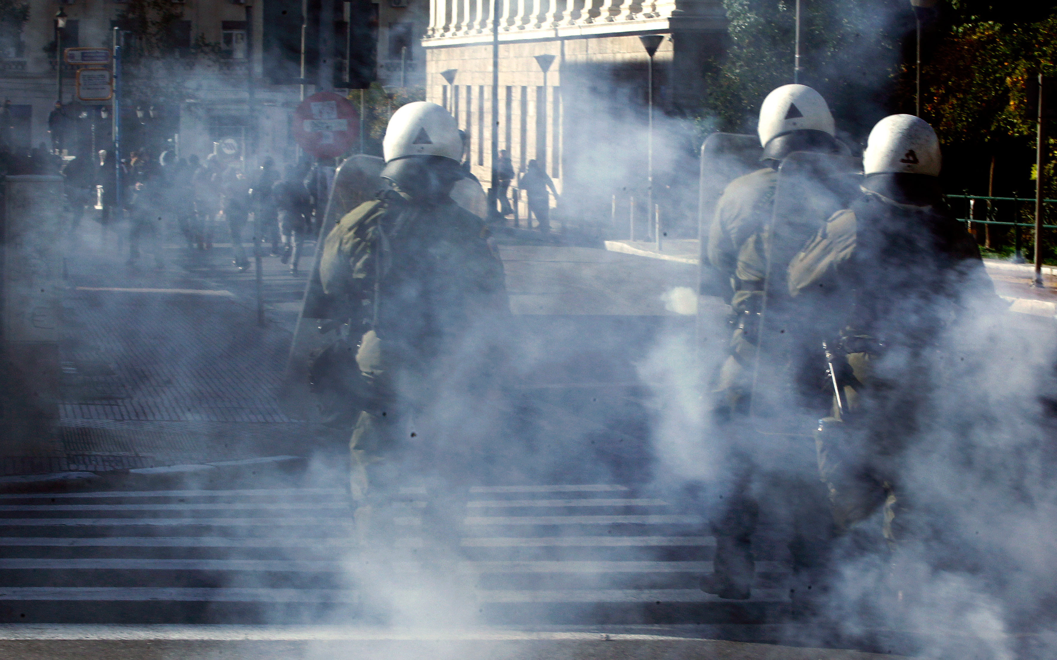 Εντεκα συλλήψεις και 26 προσαγωγές στα επεισόδια στα Εξάρχεια – Τραυματίστηκαν ελαφρά τρεις αστυνομικοί-7