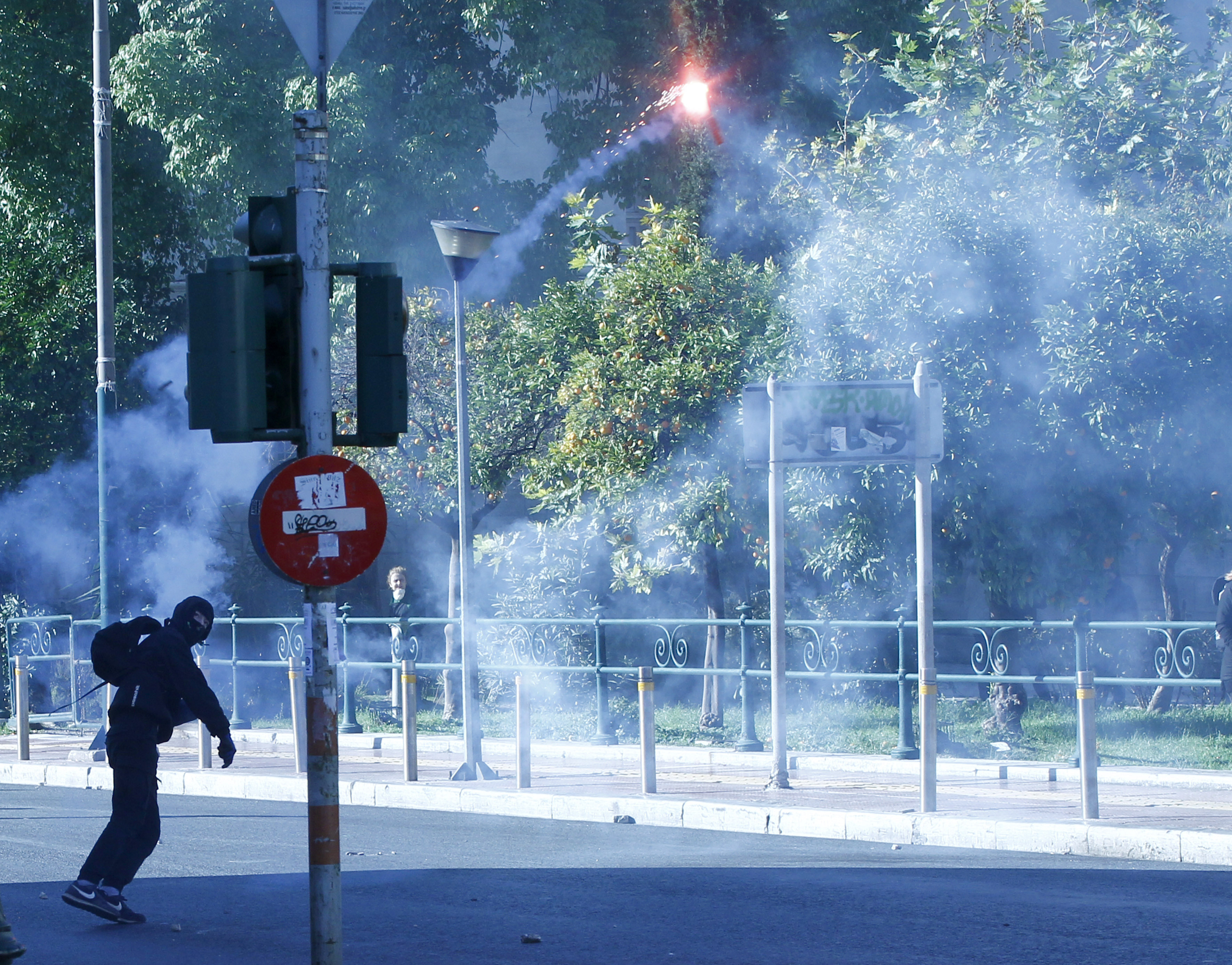 Εντεκα συλλήψεις και 26 προσαγωγές στα επεισόδια στα Εξάρχεια – Τραυματίστηκαν ελαφρά τρεις αστυνομικοί-5