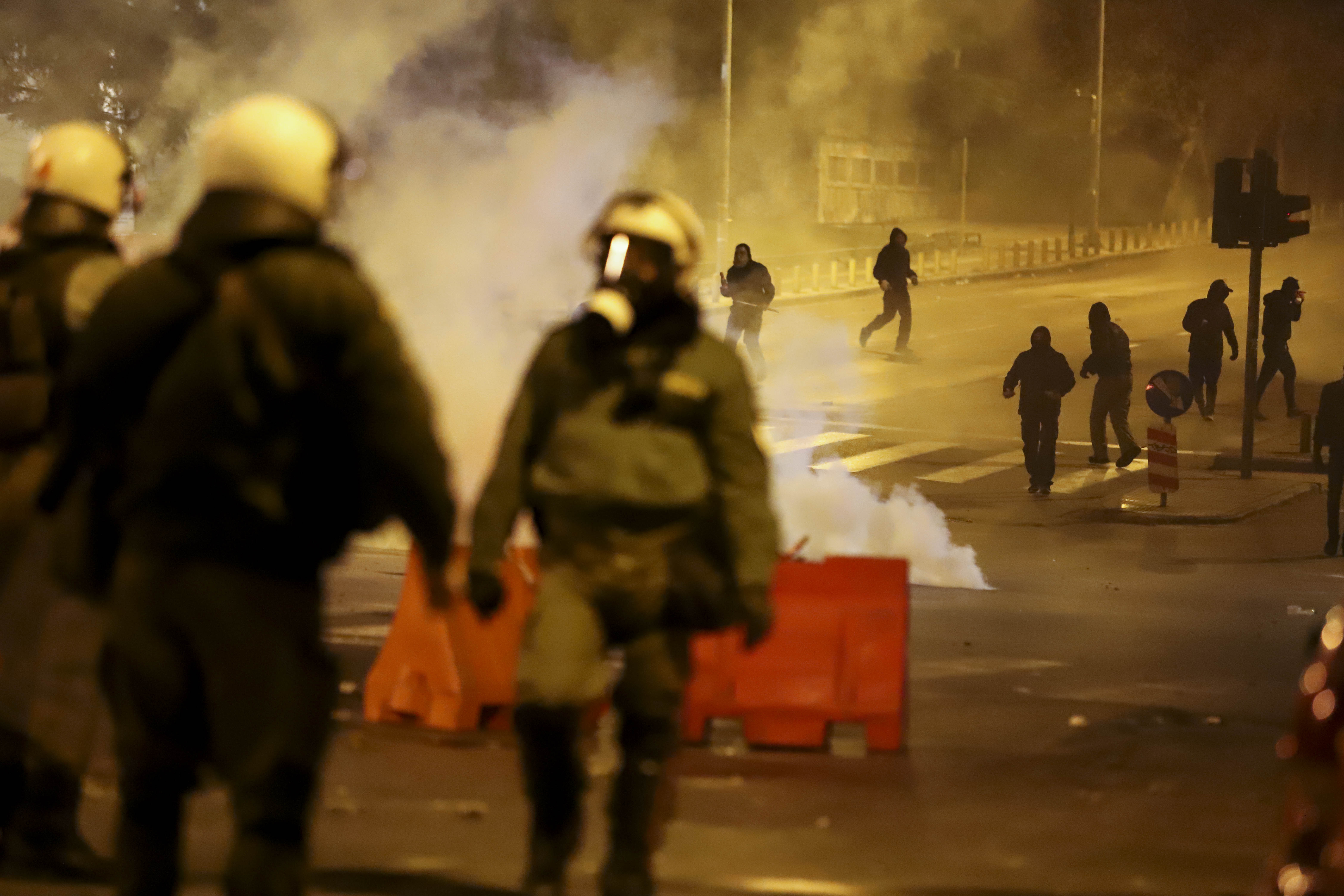 Εντεκα συλλήψεις και 26 προσαγωγές στα επεισόδια στα Εξάρχεια – Τραυματίστηκαν ελαφρά τρεις αστυνομικοί-2
