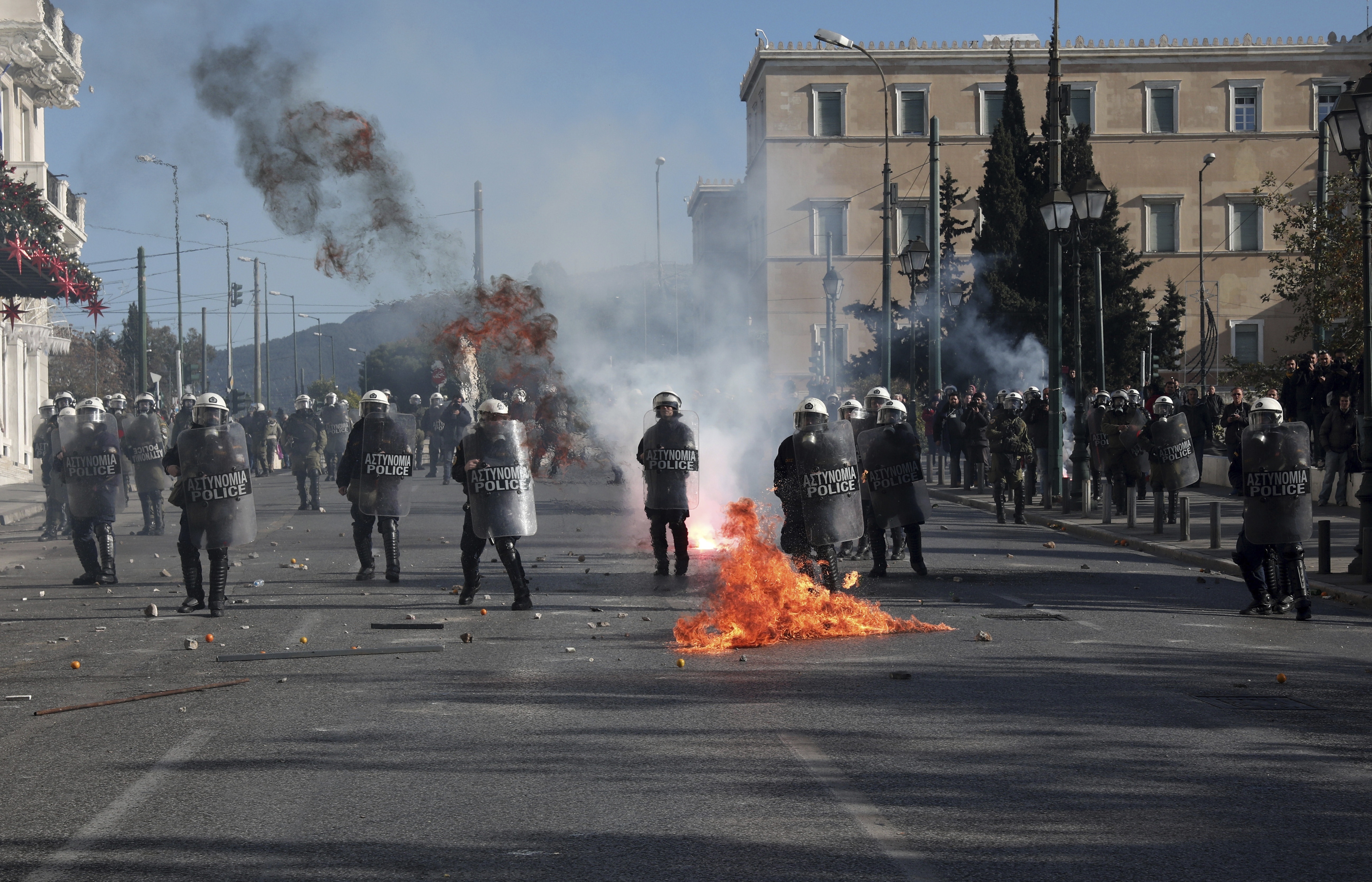 Εντεκα συλλήψεις και 26 προσαγωγές στα επεισόδια στα Εξάρχεια – Τραυματίστηκαν ελαφρά τρεις αστυνομικοί-3