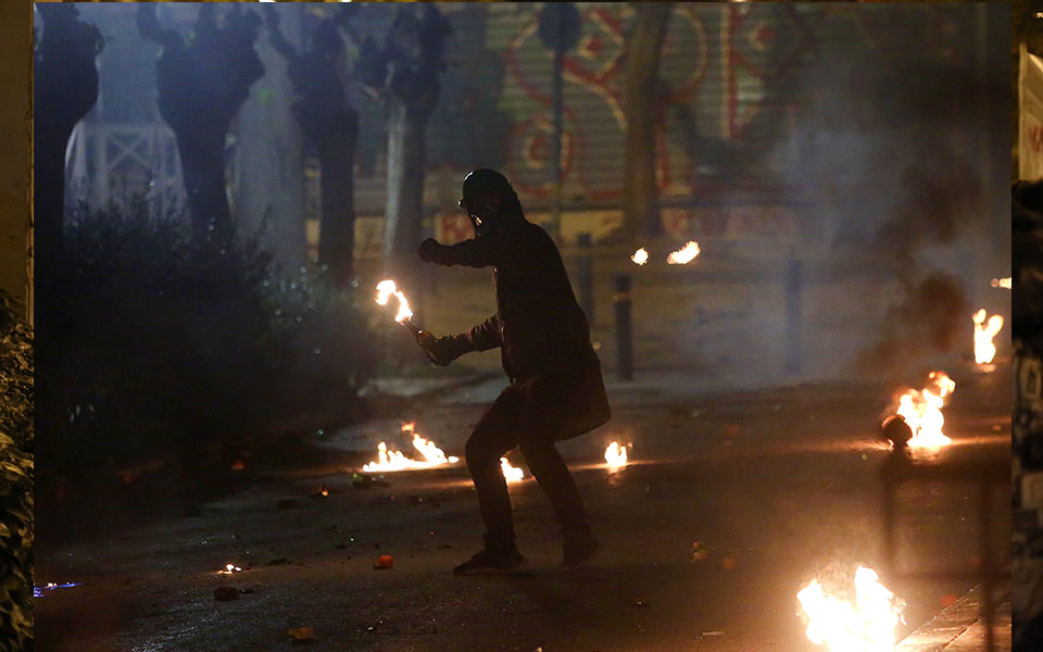 Εντεκα συλλήψεις και 26 προσαγωγές στα επεισόδια στα Εξάρχεια – Τραυματίστηκαν ελαφρά τρεις αστυνομικοί-1