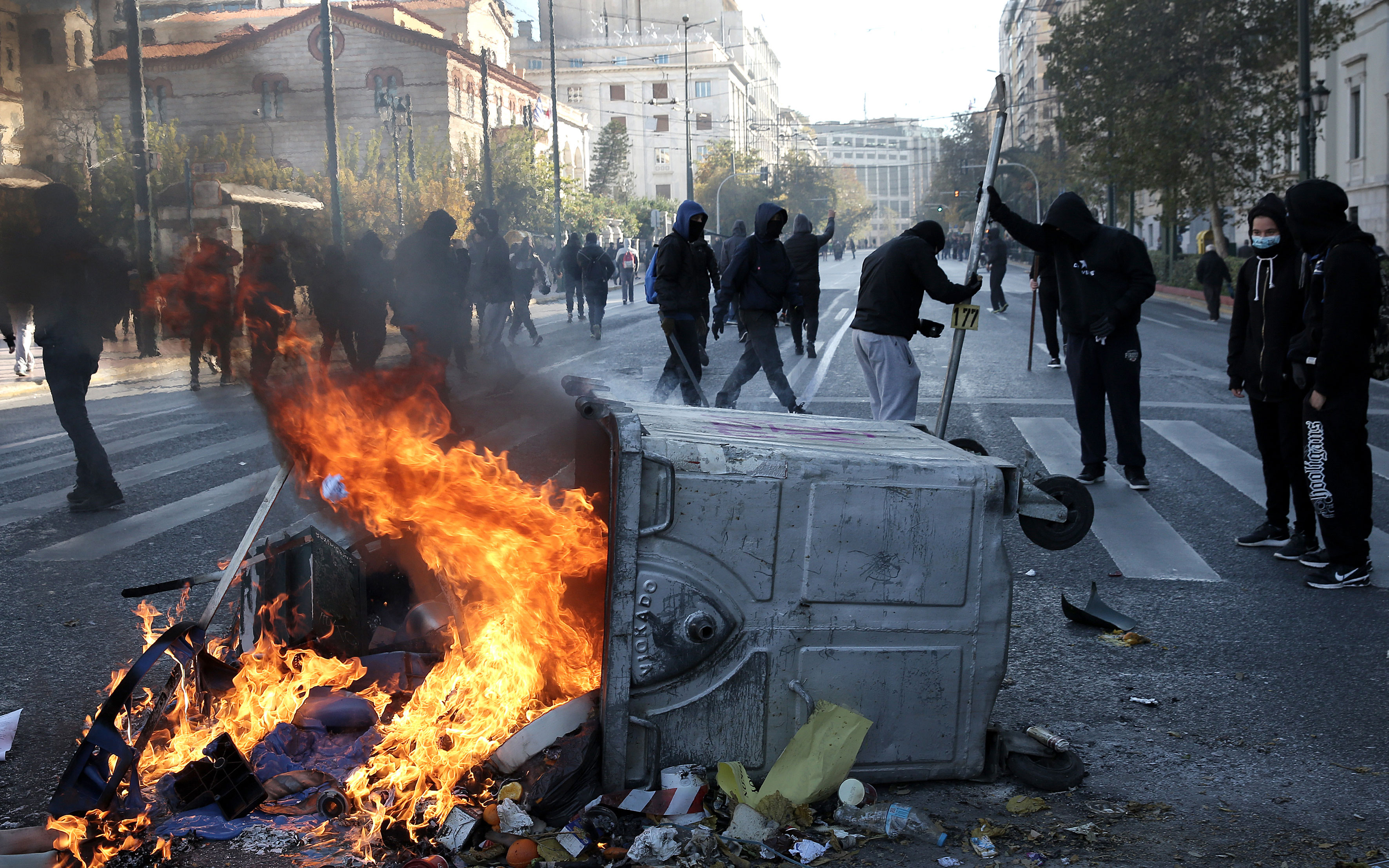 Εντεκα συλλήψεις και 26 προσαγωγές στα επεισόδια στα Εξάρχεια – Τραυματίστηκαν ελαφρά τρεις αστυνομικοί-6