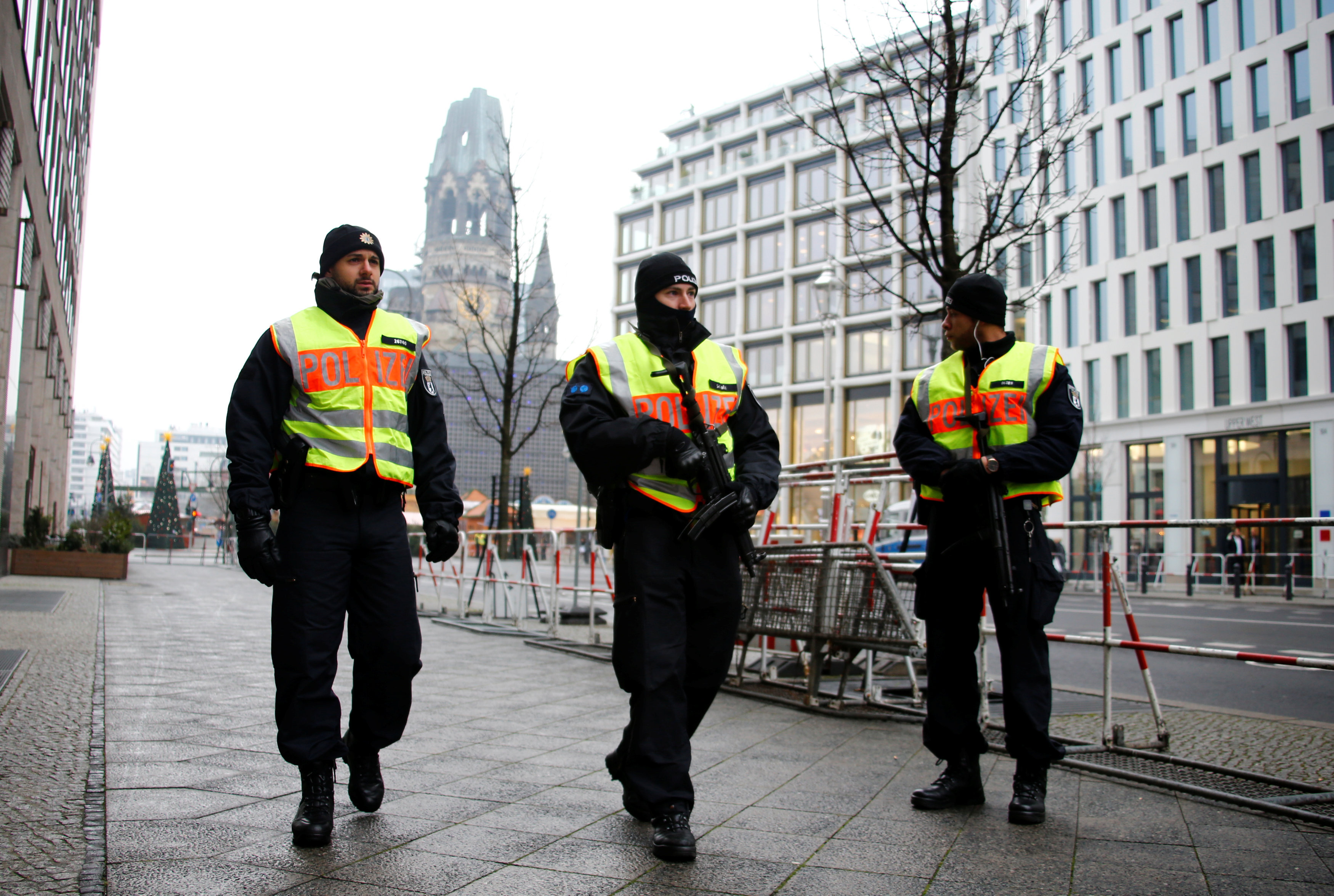 Χριστουγεννιάτικη αγορά με ελεύθερους σκοπευτές στο Βερολίνο ένα χρόνο μετά το τρομοκρατικό χτύπημα-1