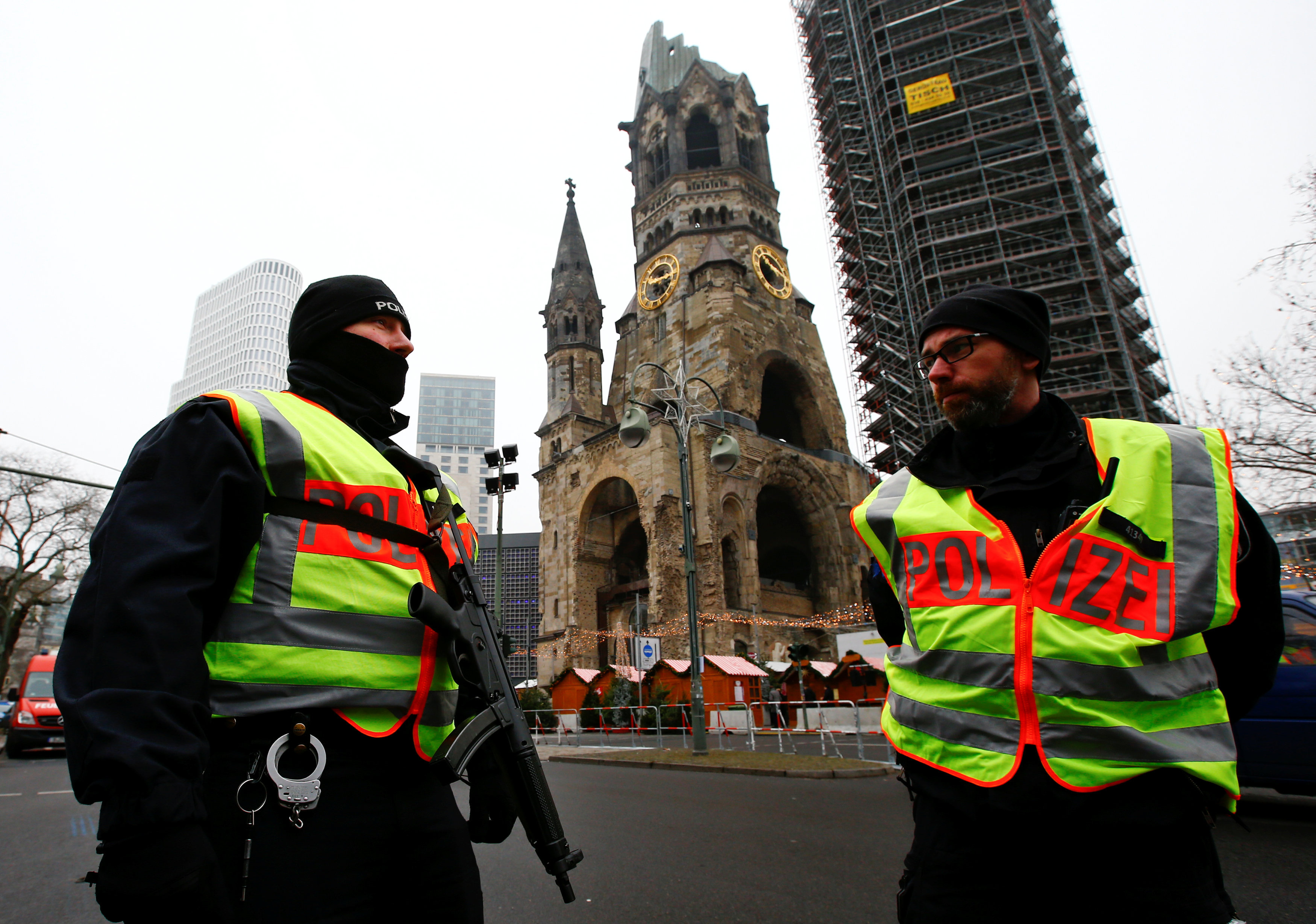 Χριστουγεννιάτικη αγορά με ελεύθερους σκοπευτές στο Βερολίνο ένα χρόνο μετά το τρομοκρατικό χτύπημα-2