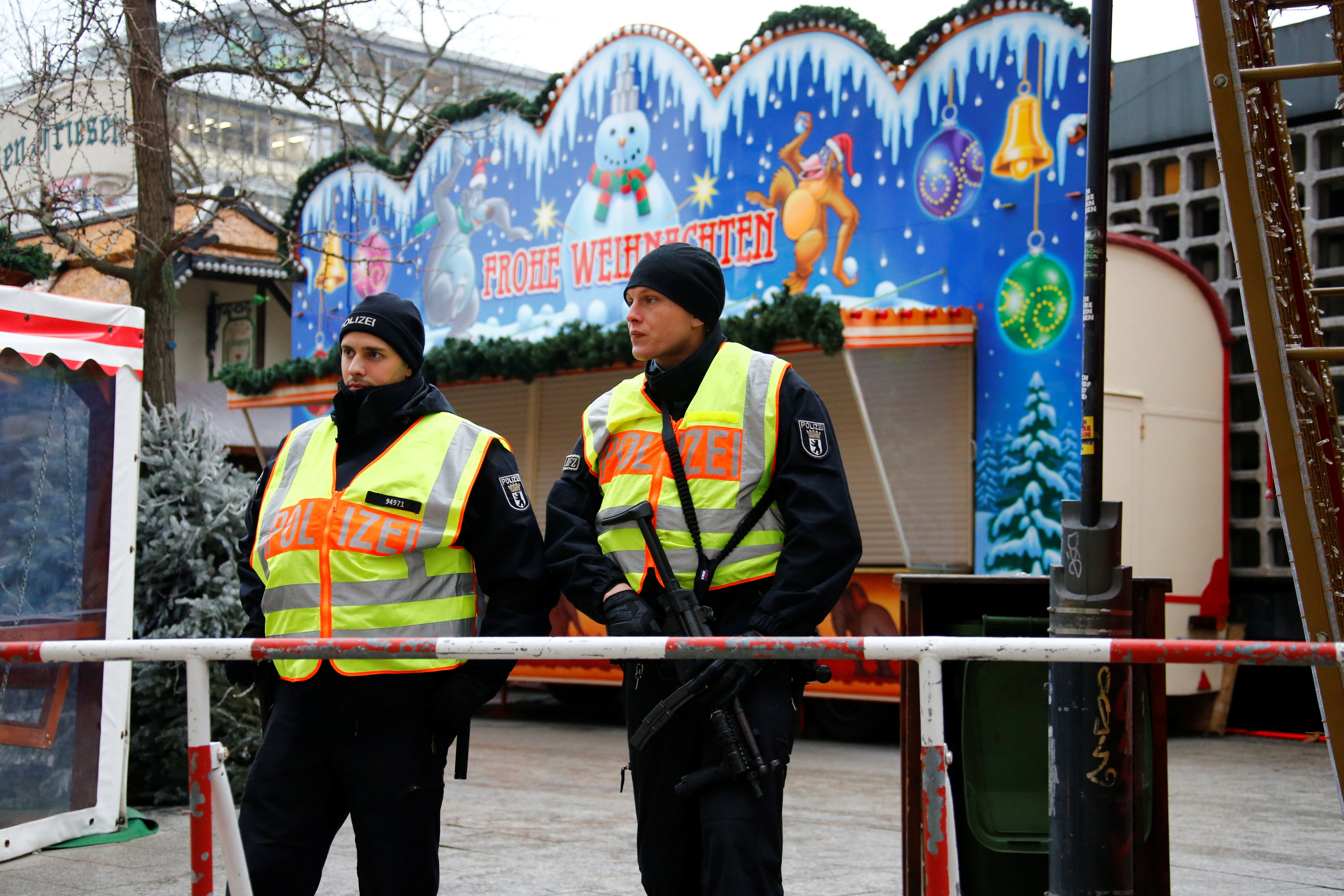 Χριστουγεννιάτικη αγορά με ελεύθερους σκοπευτές στο Βερολίνο ένα χρόνο μετά το τρομοκρατικό χτύπημα-3
