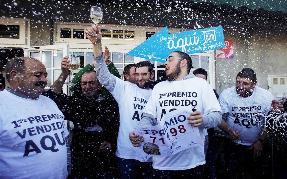 Ισπανία: 10 εκατομμύρια ευρώ στο χριστουγεννιάτικo λαχείο κέρδισαν εργαζόμενοι σε οίκο ευγηρίας-1