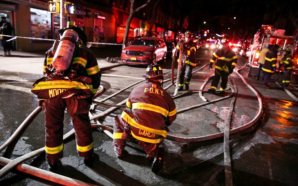 Νέα Υόρκη: «Παιδί που έπαιζε» προκάλεσε τη φονική πυρκαγιά στο Μπρονξ – 12 νεκροί-1