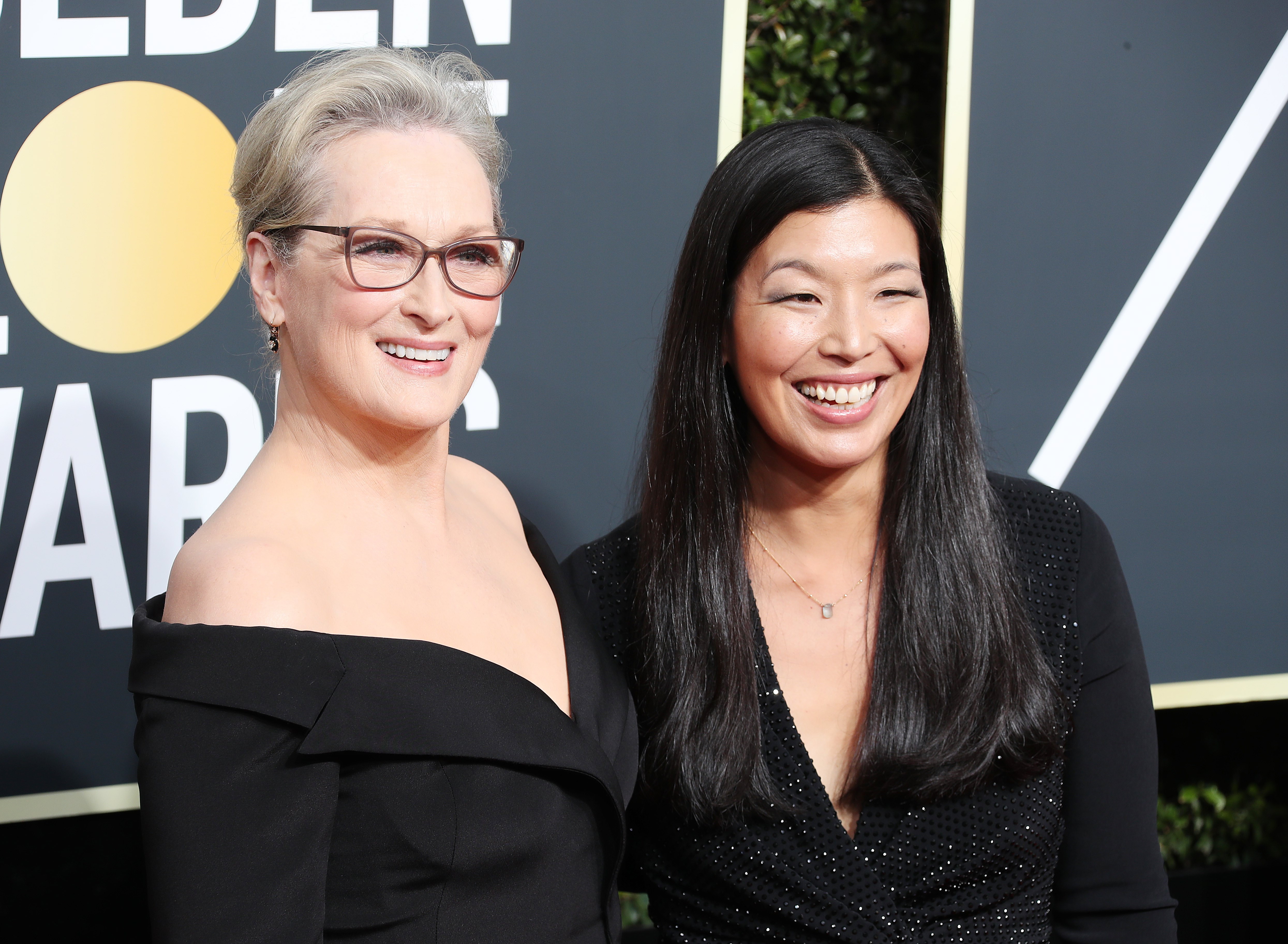 Χρυσές σφαίρες στα «μαύρα» με μηνύματα κατά της σεξουαλικής κακοποίησης-2