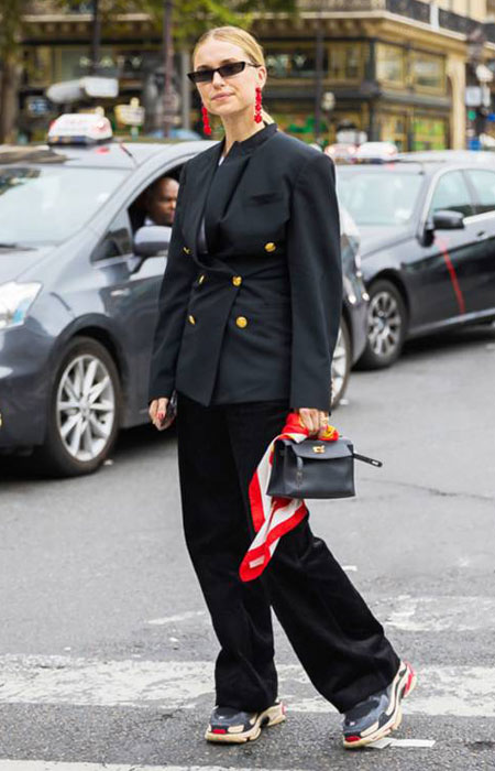 7 ιδέες για total black σύνολα που θα θες να φορέσεις σήμερα στο γραφείο-5