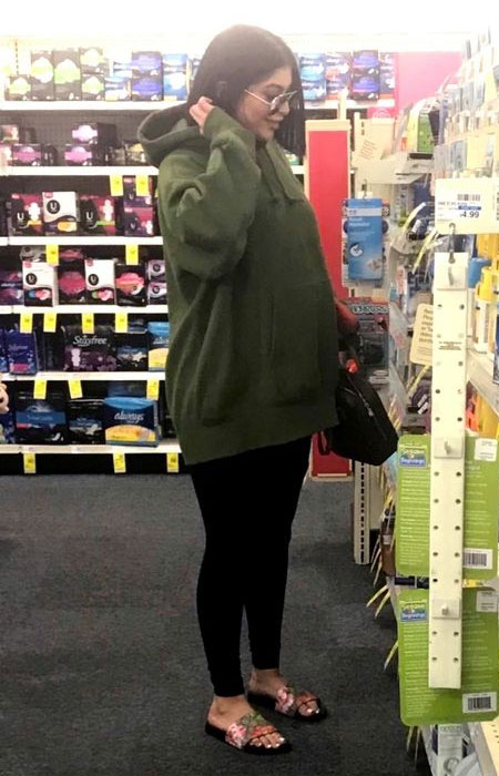 Χαμός στο Twitter! Οι fans υποψιάζονται ότι η Kylie είναι η παρένθετη του τρίτου παιδιού της Kim…-3