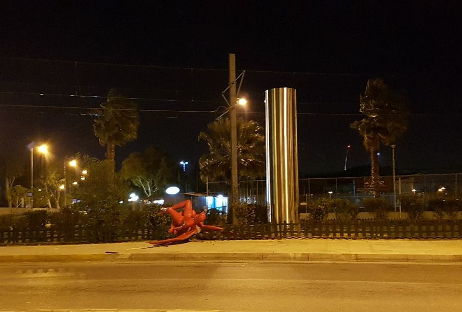 Δήμαρχος Παλαιού Φαλήρου: Κουκουλοφόροι «γκρέμισαν» τον Phylax και όχι ο αέρας – Τι λέει ο δημιουργός-1