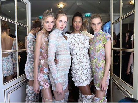 Πρέπει να δεις το χθεσινό σόου της Σήλιας Κριθαριώτη στο Παρίσι!-1