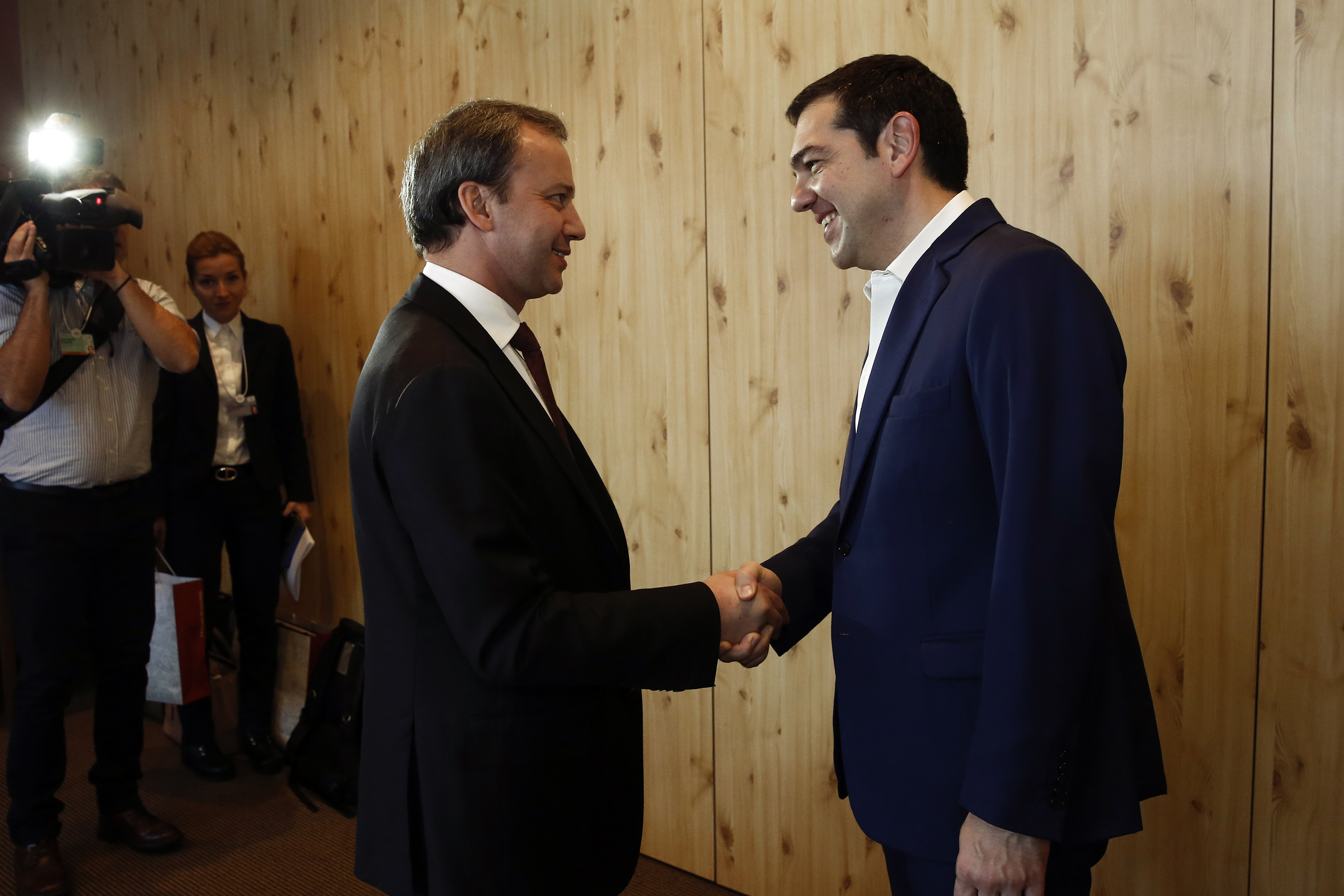 Τη μπάλα και τη μασκότ του Μουντιάλ δώρισε στον Τσίπρα ο αναπληρωτής πρωθυπουργός της Ρωσίας-1