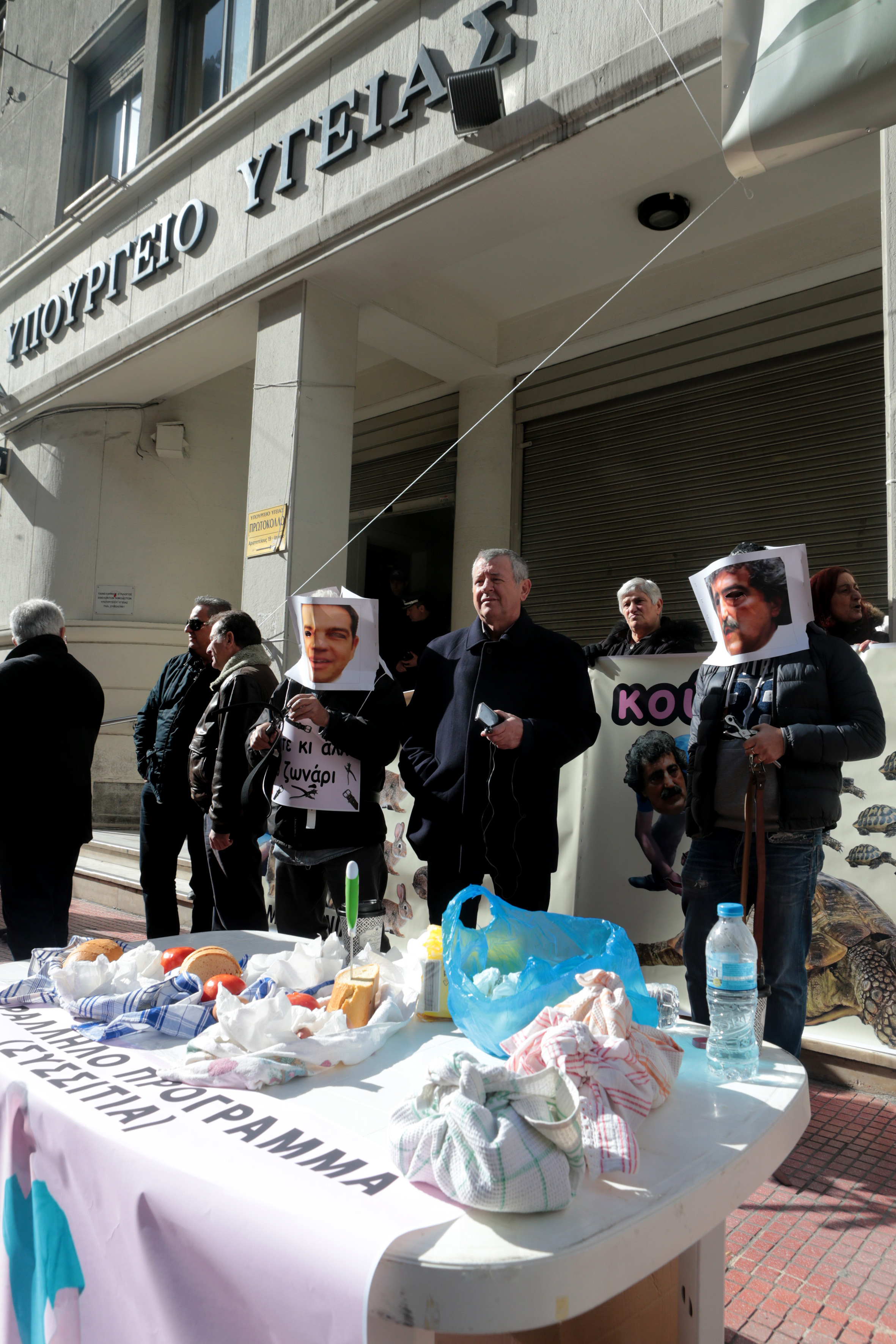 Ενταση στη συγκέντρωση της ΠΟΕΔΗΝ – Επιχείρησαν να μπουν στο υπ. Υγείας-3