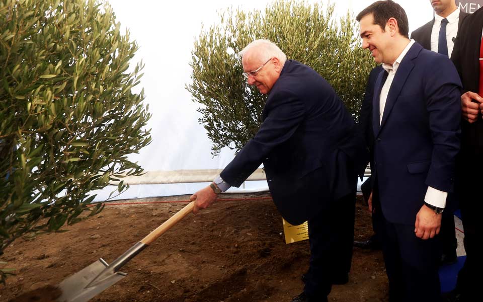 Λαμπρή δεξίωση με εμφανίσεις total black, κοσέρ, λαβράκι και ένα απρόοπτο-3