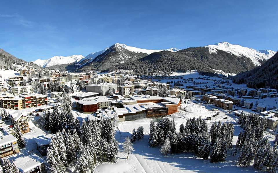 Αρκεί μια βόλτα στους δρόμους του Νταβός…-1