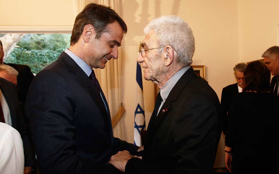 Λαμπρή δεξίωση με εμφανίσεις total black, κοσέρ, λαβράκι και ένα απρόοπτο-2