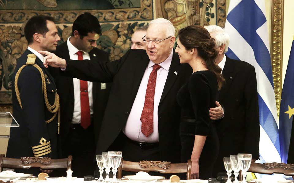 Λαμπρή δεξίωση με εμφανίσεις total black, κοσέρ, λαβράκι και ένα απρόοπτο-1