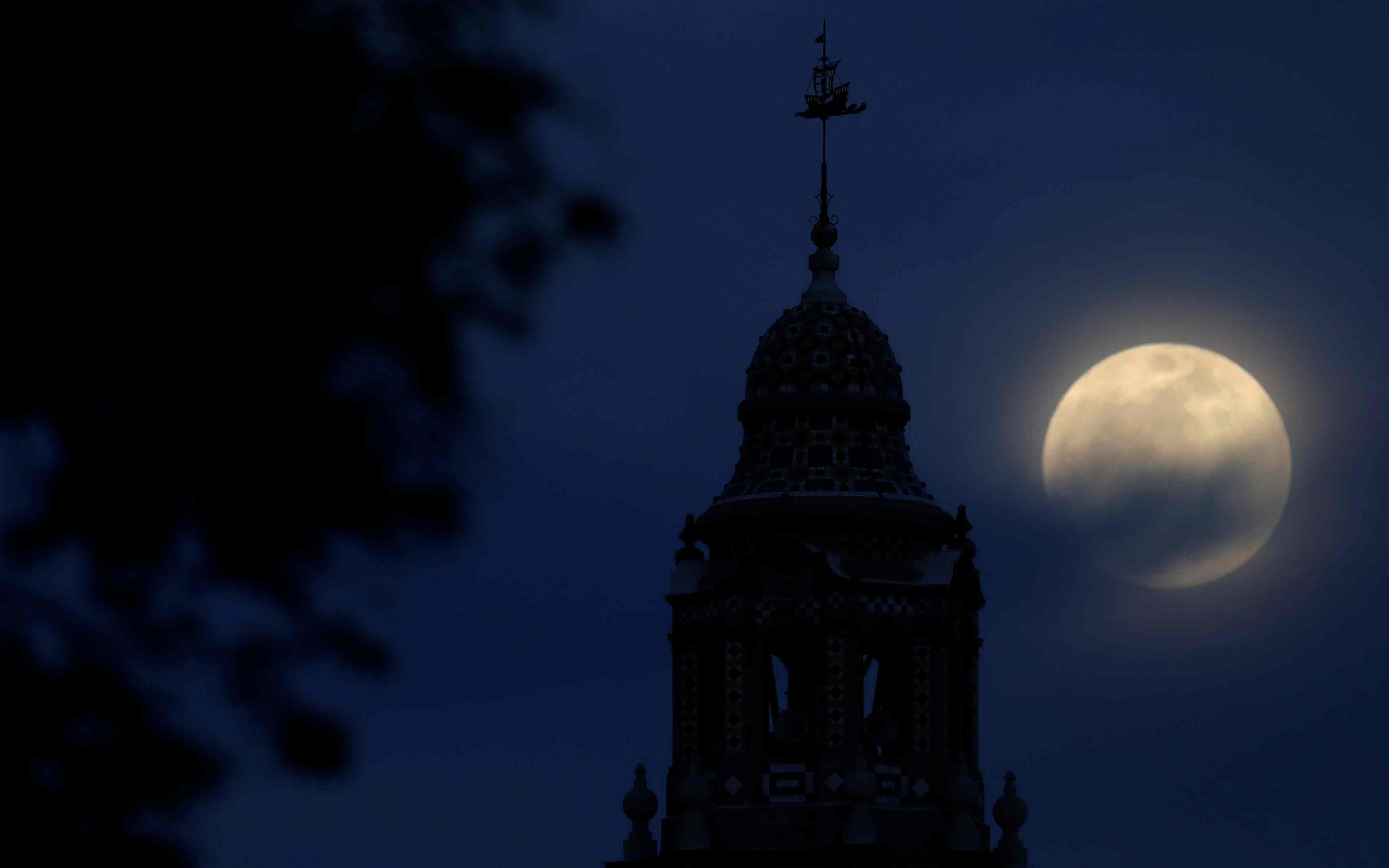 Φωτογραφίες από το τριπλό «σόου» του φεγγαριού-6