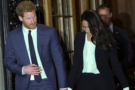 Με κουστούμι η Meghan Markle στην πρώτη εμφάνιση σε βραδινή εκδήλωση με τον πρίγκιπα Harry-4