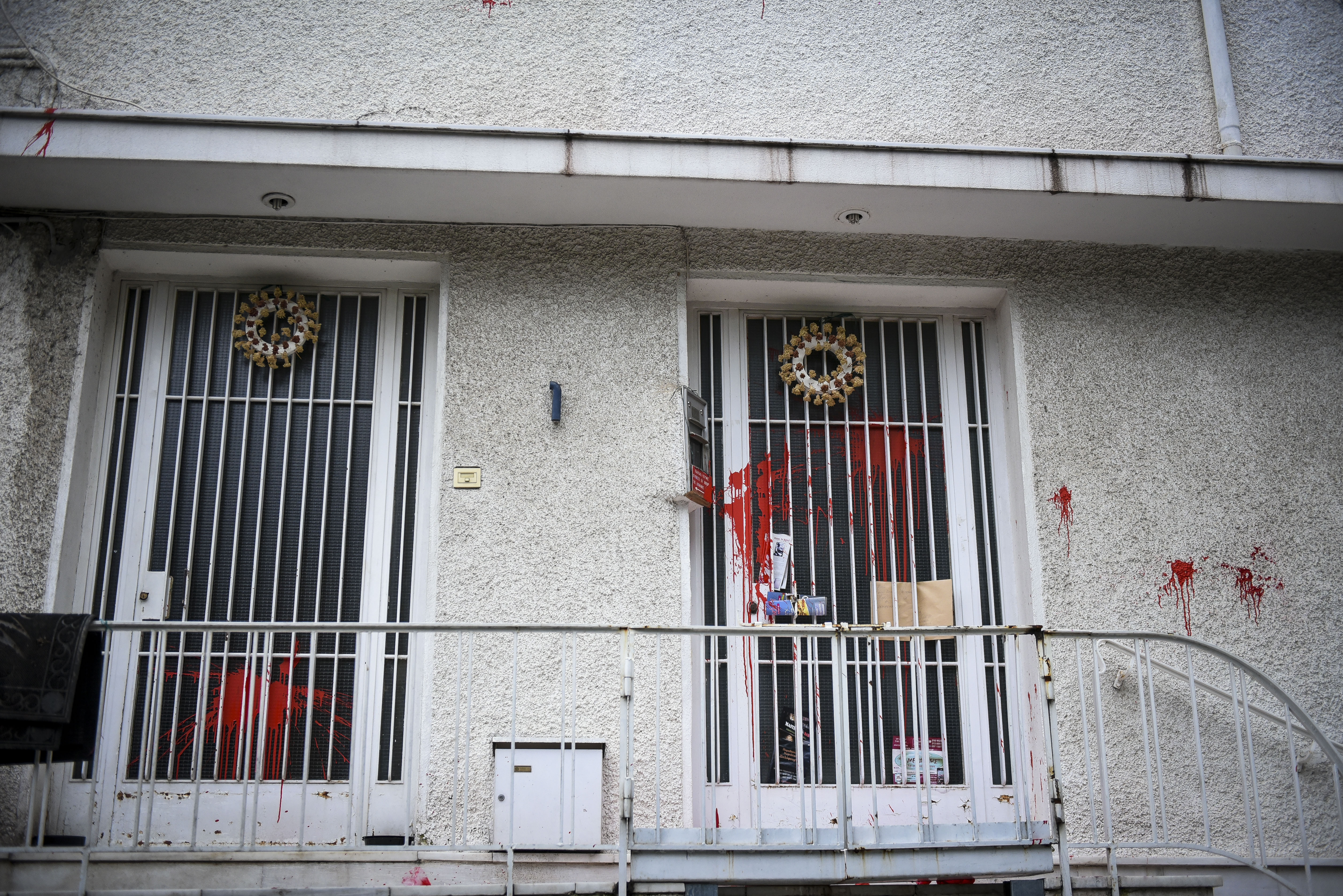 Επίθεση με μπογιές και συνθήματα στο σπίτι του Μίκη Θεοδωράκη-3