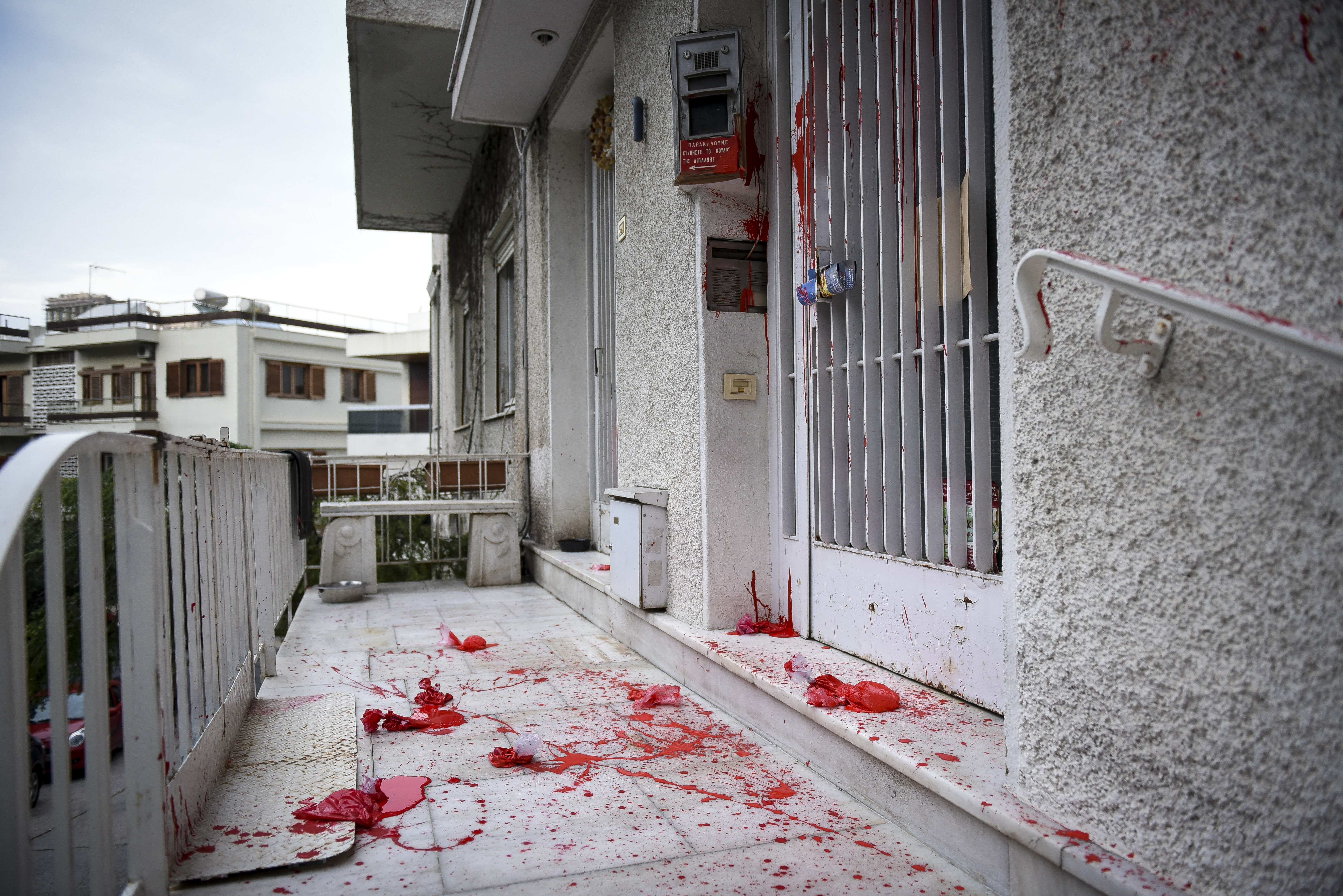 Επίθεση με μπογιές και συνθήματα στο σπίτι του Μίκη Θεοδωράκη-4