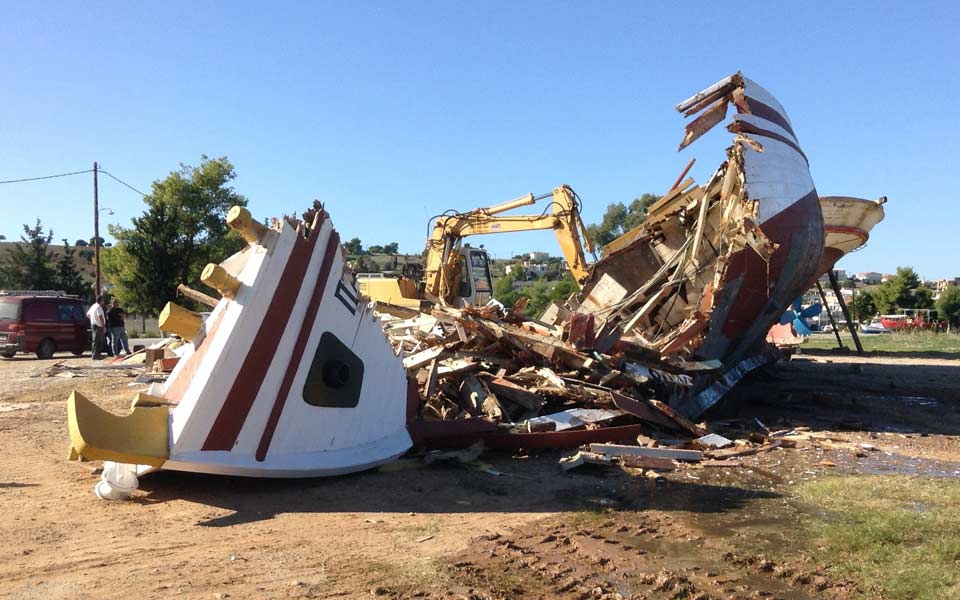 Παραδοσιακά καΐκια περιμένουν την καταστροφή τους στη στεριά. Ας τα σώσουμε!-3
