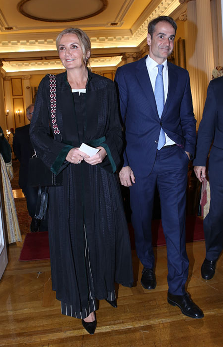 Μπέτυ Μπαζιάνα VS Μαρέβα Μητσοτάκη: Ποια κέρδισε το βραβείο του στυλ χθες βράδυ στο Προεδρικό;-2