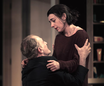 Ο «Φεγγίτης» (Skylight) του Sir David Hare, στο θέατρο Εμπορικόν-1