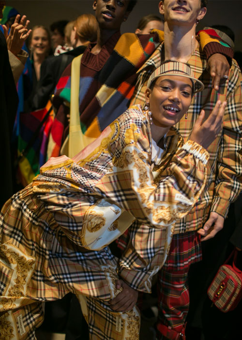 Η τελευταία υπόκλιση του Christopher Bailey για τον οίκο Burberry ήταν αφιερωμένη στην ΛΟΑΤ κοινότητα-8