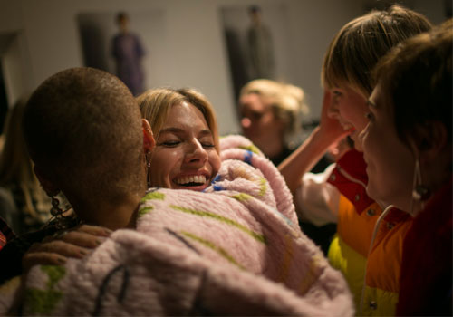 Η τελευταία υπόκλιση του Christopher Bailey για τον οίκο Burberry ήταν αφιερωμένη στην ΛΟΑΤ κοινότητα-2