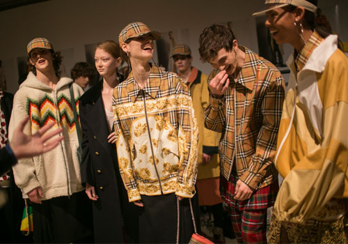 Η τελευταία υπόκλιση του Christopher Bailey για τον οίκο Burberry ήταν αφιερωμένη στην ΛΟΑΤ κοινότητα-3