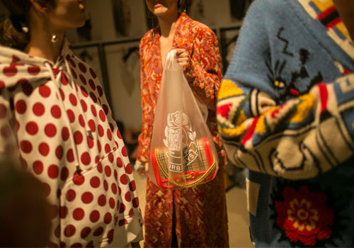 Η τελευταία υπόκλιση του Christopher Bailey για τον οίκο Burberry ήταν αφιερωμένη στην ΛΟΑΤ κοινότητα-4