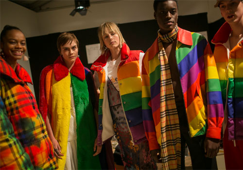 Η τελευταία υπόκλιση του Christopher Bailey για τον οίκο Burberry ήταν αφιερωμένη στην ΛΟΑΤ κοινότητα-7