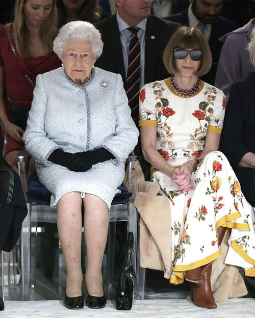 Η Βασίλισσα εμφανίστηκε στην εβδομάδα μόδας και έκανε την Anna Wintour να χαμογελάσει…-1