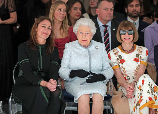 Η Βασίλισσα εμφανίστηκε στην εβδομάδα μόδας και έκανε την Anna Wintour να χαμογελάσει…-2