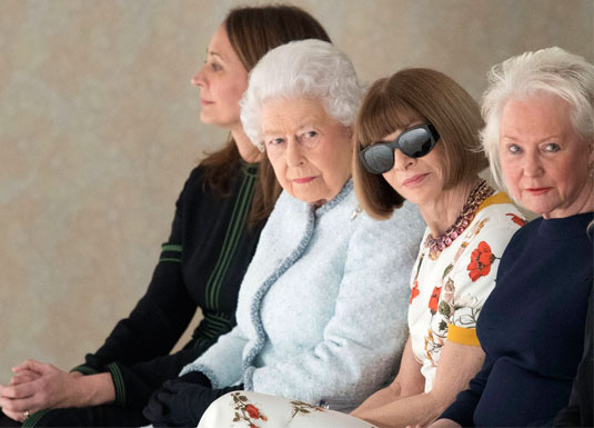 Η Βασίλισσα εμφανίστηκε στην εβδομάδα μόδας και έκανε την Anna Wintour να χαμογελάσει…-3