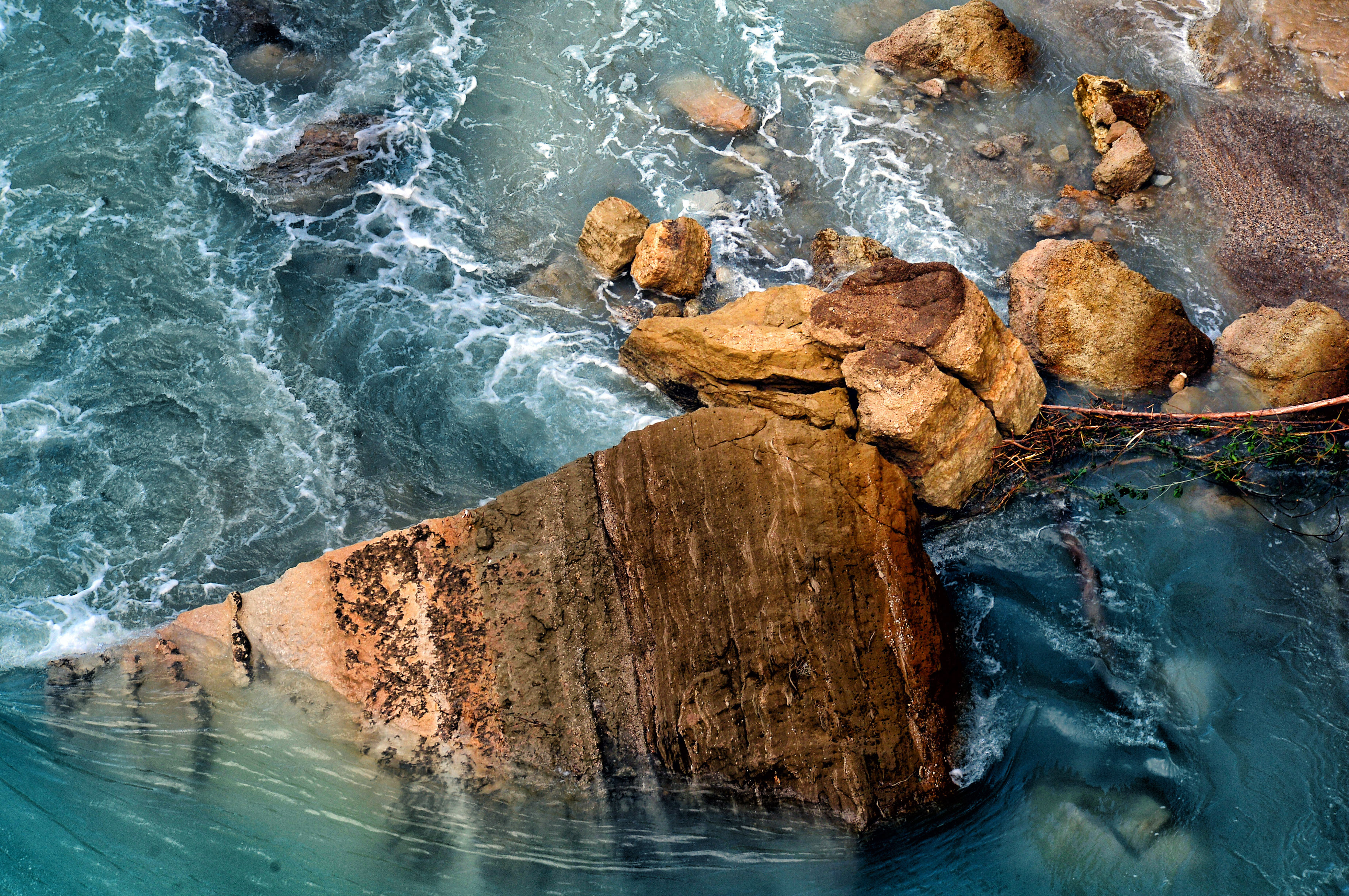 Αυτοψία στη διώρυγα της Κορίνθου που έκλεισε για τα πλοία λόγω κατολίσθησης βράχων (Βίντεο)-2