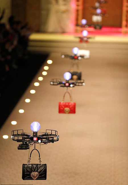 Οι Dolce & Gabbana «κατέβασαν» τα drones στην πασαρέλα-1